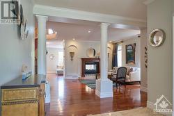 Spacious foyer - 