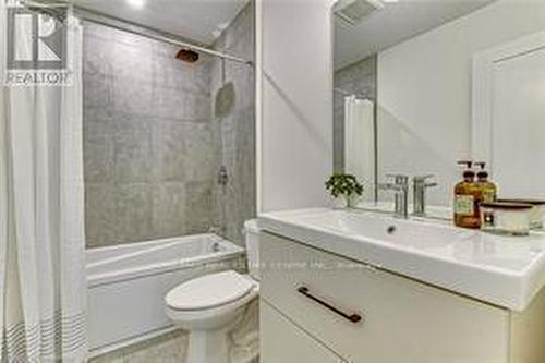 2 Lismer Lane E, London, ON - Indoor Photo Showing Bathroom