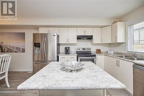 41 - 7768 Ascot Circle, Niagara Falls, ON - Indoor Photo Showing Kitchen With Double Sink