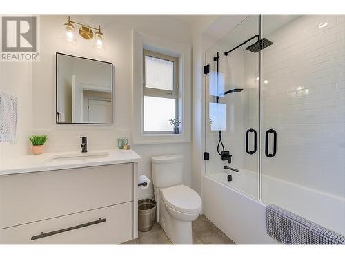 3813 Gallaghers Parkway, Kelowna, BC - Indoor Photo Showing Bathroom