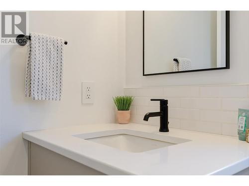 3813 Gallaghers Parkway, Kelowna, BC - Indoor Photo Showing Bathroom