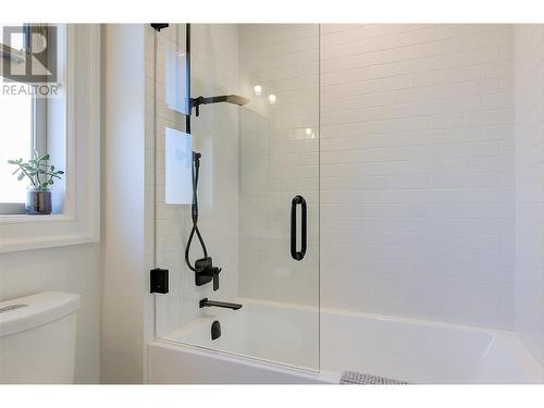 3813 Gallaghers Parkway, Kelowna, BC - Indoor Photo Showing Bathroom