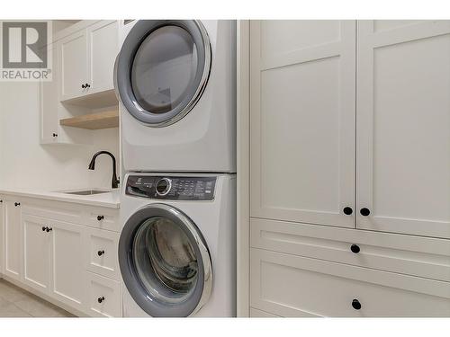 3813 Gallaghers Parkway, Kelowna, BC - Indoor Photo Showing Laundry Room