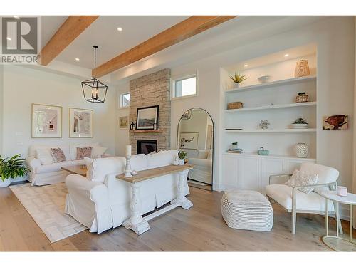 3813 Gallaghers Parkway, Kelowna, BC - Indoor Photo Showing Living Room