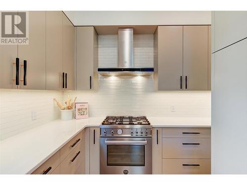 3813 Gallaghers Parkway, Kelowna, BC - Indoor Photo Showing Kitchen With Upgraded Kitchen