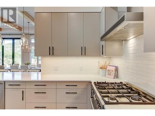 3813 Gallaghers Parkway, Kelowna, BC - Indoor Photo Showing Kitchen With Upgraded Kitchen