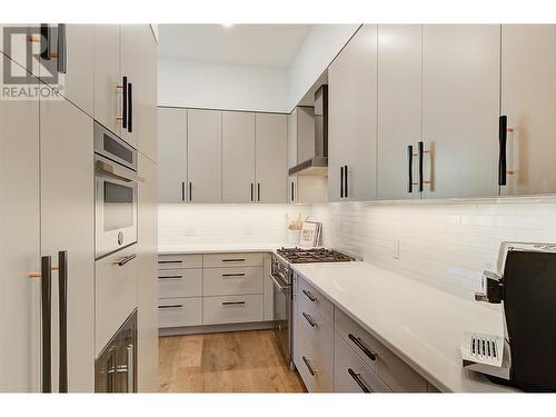 3813 Gallaghers Parkway, Kelowna, BC - Indoor Photo Showing Kitchen With Upgraded Kitchen