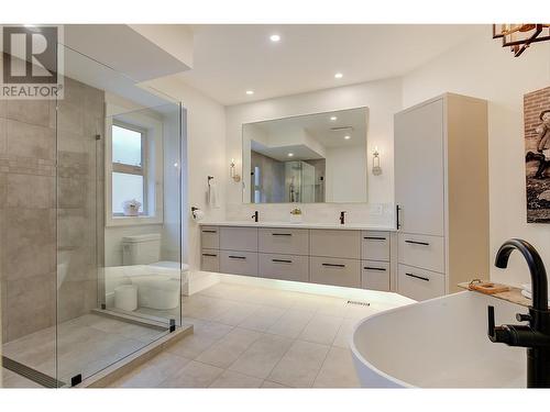 3813 Gallaghers Parkway, Kelowna, BC - Indoor Photo Showing Bathroom