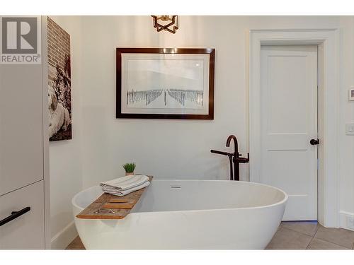 3813 Gallaghers Parkway, Kelowna, BC - Indoor Photo Showing Bathroom