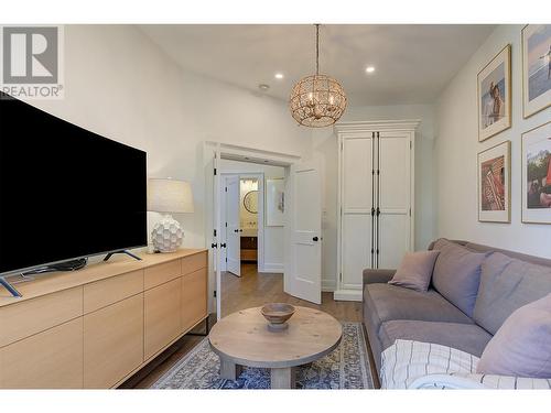 3813 Gallaghers Parkway, Kelowna, BC - Indoor Photo Showing Living Room