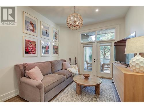 3813 Gallaghers Parkway, Kelowna, BC - Indoor Photo Showing Living Room