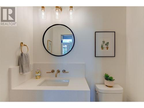 3813 Gallaghers Parkway, Kelowna, BC - Indoor Photo Showing Bathroom