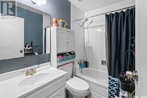 25 Klaehn Crescent, Saskatoon, SK - Indoor Photo Showing Bathroom