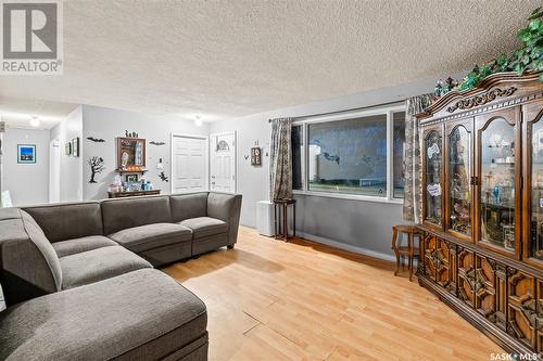 25 Klaehn Crescent, Saskatoon, SK - Indoor Photo Showing Living Room