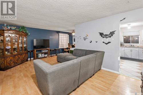 25 Klaehn Crescent, Saskatoon, SK - Indoor Photo Showing Living Room