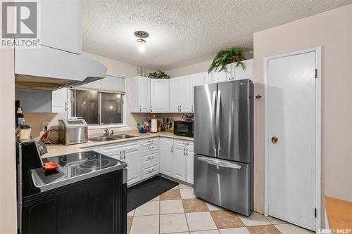 25 Klaehn Crescent, Saskatoon, SK - Indoor Photo Showing Kitchen With Double Sink