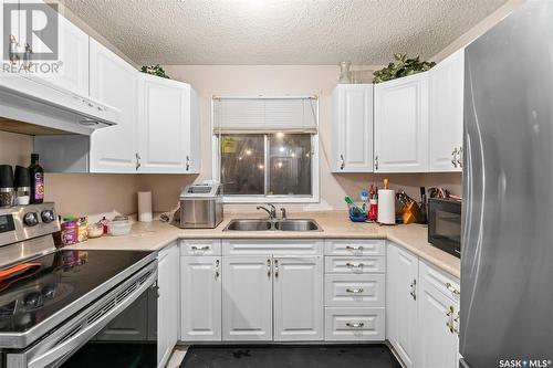 25 Klaehn Crescent, Saskatoon, SK - Indoor Photo Showing Kitchen With Double Sink