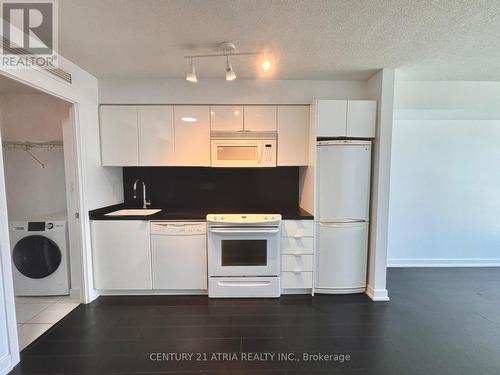 2001 - 15 Iceboat Terrace, Toronto, ON - Indoor Photo Showing Kitchen