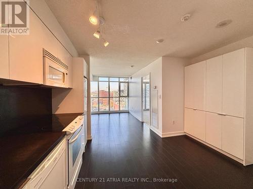 2001 - 15 Iceboat Terrace, Toronto, ON - Indoor Photo Showing Kitchen