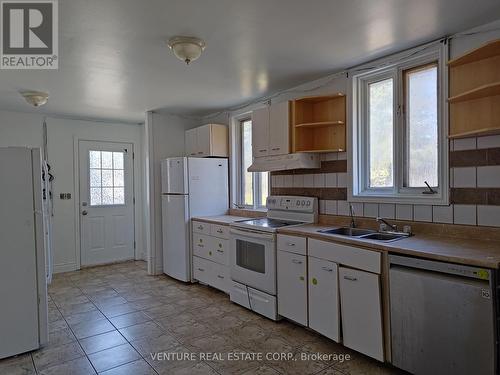 5801 Bank Street, Greely - Metcalfe - Osgoode - Vernon And Area, ON - Indoor Photo Showing Kitchen With Double Sink