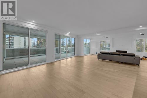 4071 Lakeshore Road Unit# 101, Kelowna, BC - Indoor Photo Showing Living Room