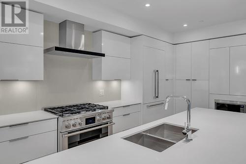 4071 Lakeshore Road Unit# 101, Kelowna, BC - Indoor Photo Showing Kitchen With Double Sink With Upgraded Kitchen