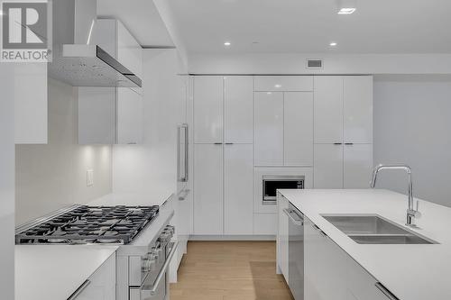 4071 Lakeshore Road Unit# 101, Kelowna, BC - Indoor Photo Showing Kitchen With Double Sink With Upgraded Kitchen