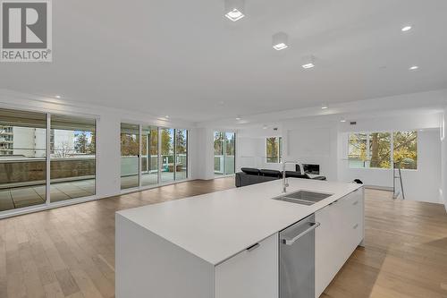 4071 Lakeshore Road Unit# 101, Kelowna, BC - Indoor Photo Showing Kitchen With Double Sink