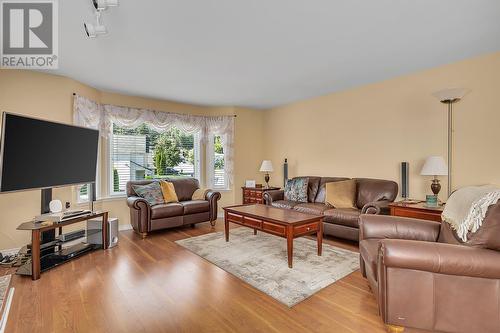 203 Biggar Road, Kelowna, BC - Indoor Photo Showing Living Room