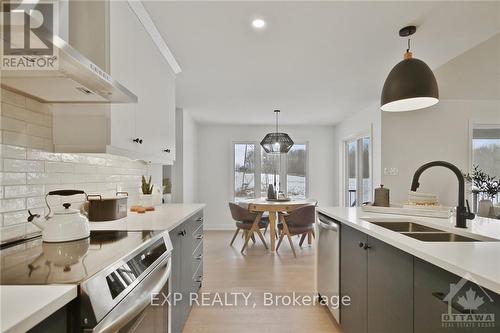 252 Trudeau Crescent, Russell, ON - Indoor Photo Showing Kitchen With Double Sink With Upgraded Kitchen