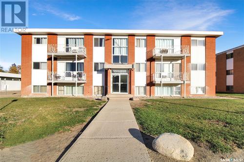 341 2Nd Avenue Se, Swift Current, SK - Outdoor With Facade