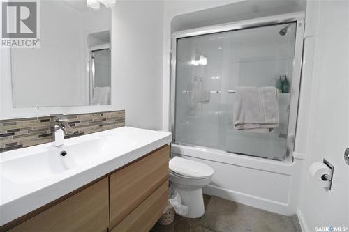 341 2Nd Avenue Se, Swift Current, SK - Indoor Photo Showing Bathroom