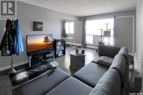 341 2Nd Avenue Se, Swift Current, SK - Indoor Photo Showing Living Room