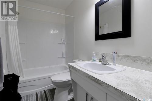 341 2Nd Avenue Se, Swift Current, SK - Indoor Photo Showing Bathroom