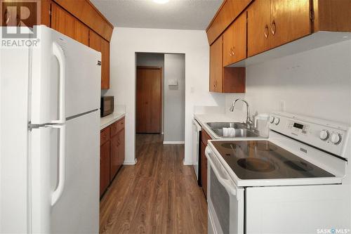 341 2Nd Avenue Se, Swift Current, SK - Indoor Photo Showing Kitchen With Double Sink