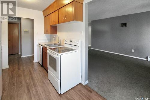 341 2Nd Avenue Se, Swift Current, SK - Indoor Photo Showing Kitchen With Double Sink