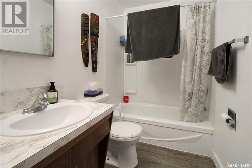 341 2Nd Avenue Se, Swift Current, SK - Indoor Photo Showing Bathroom