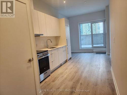 516 - 4130 Parkside Village Drive, Mississauga, ON - Indoor Photo Showing Kitchen