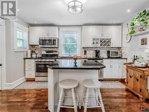 21 Badenoch Street, Puslinch, ON - Indoor Photo Showing Kitchen With Upgraded Kitchen