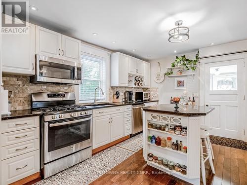 21 Badenoch Street, Puslinch, ON - Indoor Photo Showing Kitchen