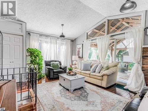 21 Badenoch Street, Puslinch, ON - Indoor Photo Showing Living Room