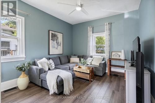 2 Francis Street, Cambridge, ON - Indoor Photo Showing Living Room