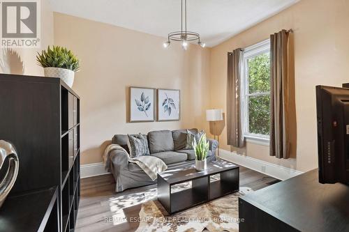 2 Francis Street, Cambridge, ON - Indoor Photo Showing Living Room