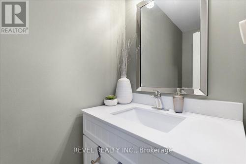 8 - 122 Lakeshore Road, St. Catharines, ON - Indoor Photo Showing Bathroom