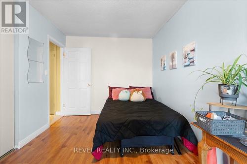 8 - 122 Lakeshore Road, St. Catharines, ON - Indoor Photo Showing Bedroom