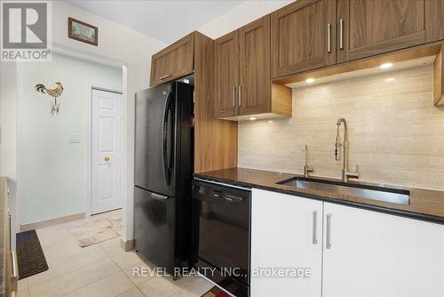 8 - 122 Lakeshore Road, St. Catharines, ON - Indoor Photo Showing Kitchen