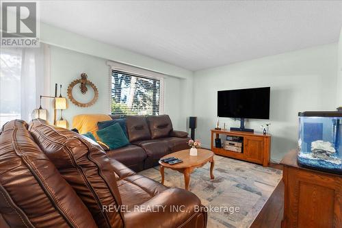 8 - 122 Lakeshore Road, St. Catharines, ON - Indoor Photo Showing Living Room