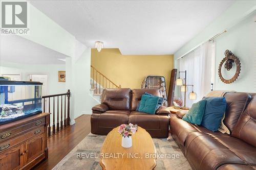 8 - 122 Lakeshore Road, St. Catharines, ON - Indoor Photo Showing Living Room