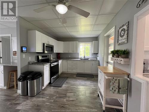 1009 East West Road, Pelee Island, ON - Indoor Photo Showing Kitchen