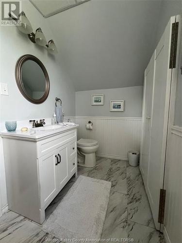 1009 East West Road, Pelee Island, ON - Indoor Photo Showing Bathroom